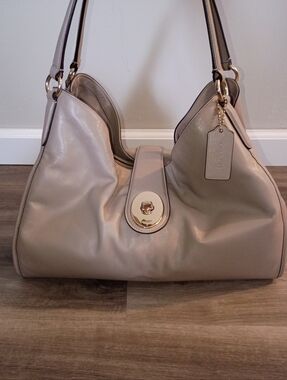 Coach Madison Carlyle Smooth Leather Gold Turnlock Hobo Shoulder Handbag F37637